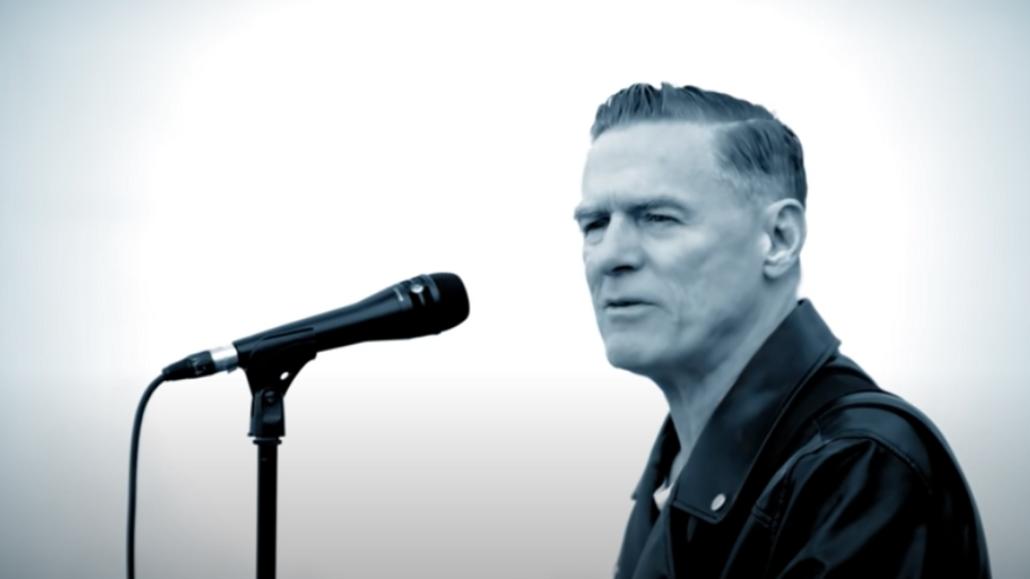 Bryan Adams dans "Never Gonna Rain".